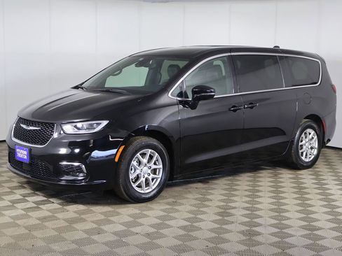 Used 2025 Chrysler Pacifica Select FWD image 9