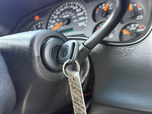 Used 2003 Chevrolet Silverado 2500 LS w/ Skid Plate Package image 24