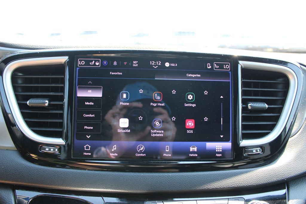 Used 2025 Chrysler Pacifica Select FWD image 51