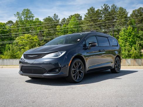 Used 2019 Chrysler Pacifica Limited w/ S Appearance Package FWD image 3