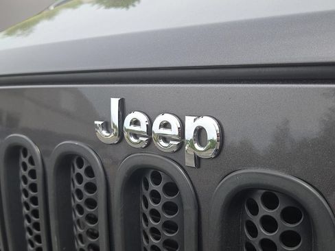 Used 2016 Jeep Wrangler Unlimited Sahara w/ Dual Top Group AWD/4WD image 28