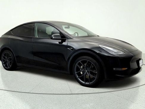 Used 2023 Tesla Model Y AWD image 3