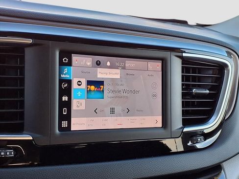 Used 2023 Chrysler Voyager LX image 9