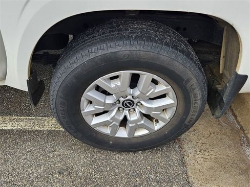 Used 2022 Nissan Frontier SV image 6