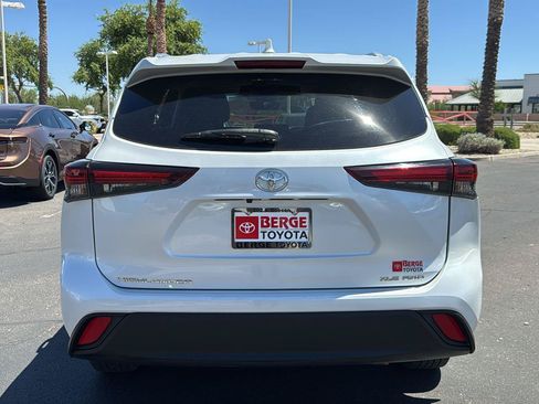 Used 2024 Toyota Highlander XLE AWD/4WD image 6
