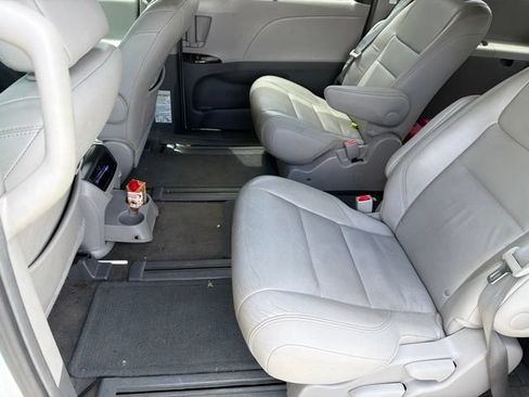 Used 2017 Toyota Sienna AWD image 12