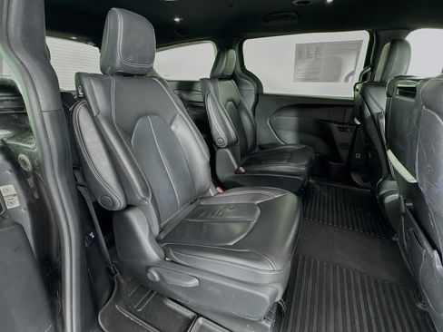 Used 2022 Chrysler Pacifica Touring-L w/ Uconnect Theater Family Group image 29
