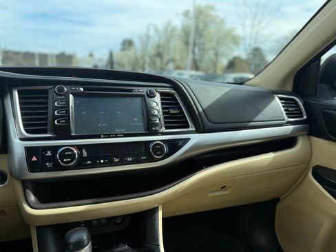 Used 2018 Toyota Highlander XLE image 25