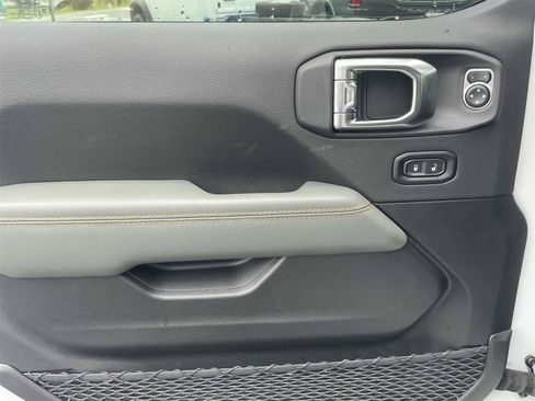 New 2025 Jeep Gladiator Mojave w/ Convenience Group image 29