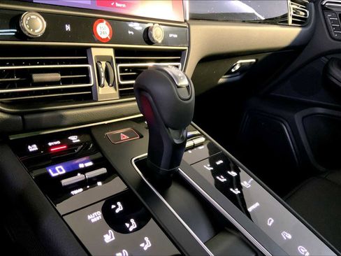 Certified 2026 Porsche Macan AWD/4WD image 17