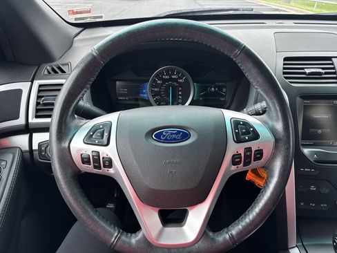 Used 2015 Ford Explorer XLT w/ Equipment Group 202A AWD/4WD image 14
