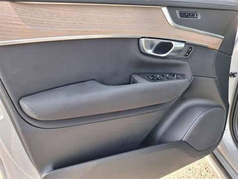 Used 2025 Volvo XC90 B6 Plus image 31