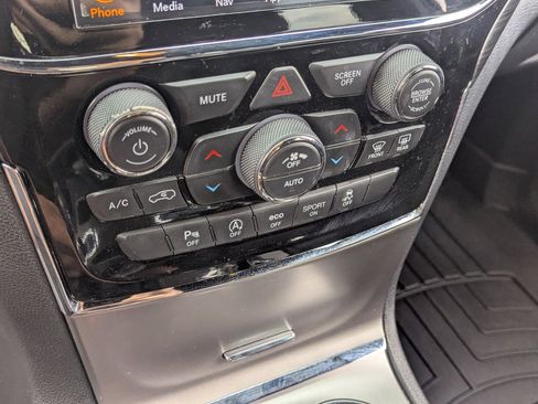 Used 2020 Jeep Grand Cherokee Altitude image 22