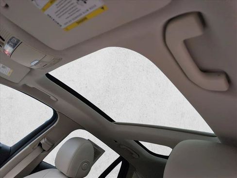 Used 2019 Mercedes-Benz GLC 350e 4MATIC image 16