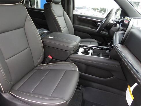 New 2025 Chevrolet Suburban Premier image 14