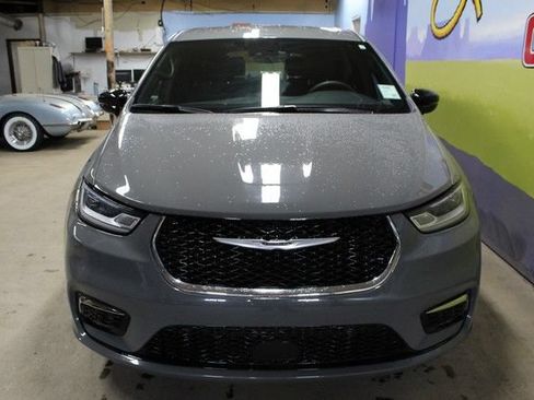 Used 2025 Chrysler Pacifica Select FWD image 2