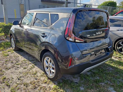 Used 2025 Kia Soul LX w/ LX Technology Package FWD image 3