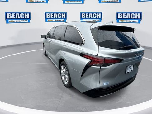 Used 2021 Toyota Sienna Platinum image 6