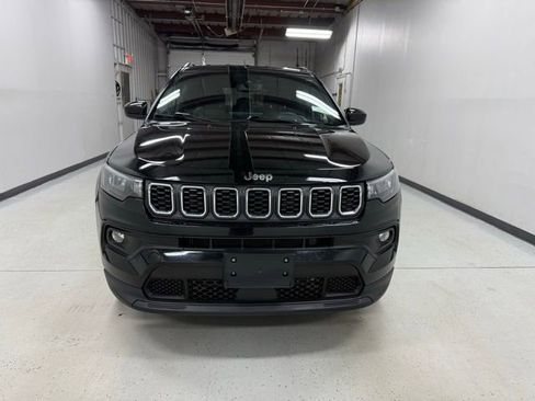 Used 2024 Jeep Compass Latitude AWD/4WD image 2