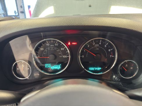 Used 2015 Jeep Wrangler Rubicon w/ Dual Top Group AWD/4WD image 16