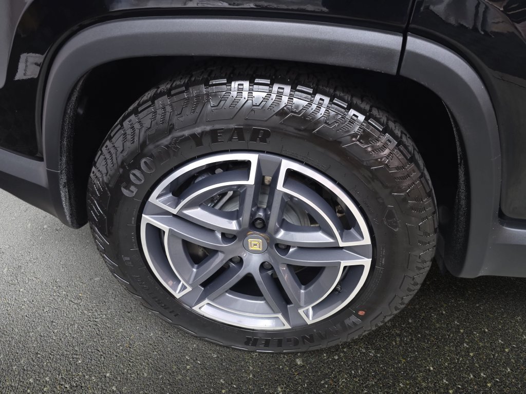 Used 2025 Rivian R1S Adventure Dual AWD/4WD image 27