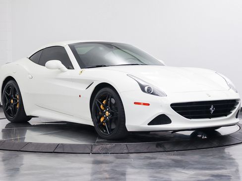 Used 2017 Ferrari California T RWD image 8