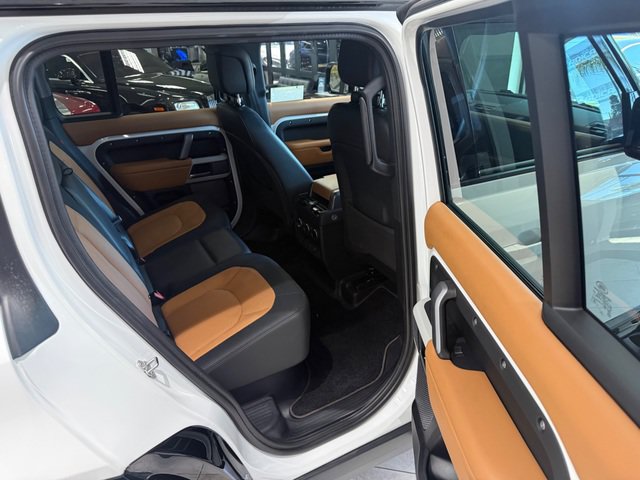 Used 2024 Land Rover Defender 110 X-Dynamic SE AWD/4WD image 10