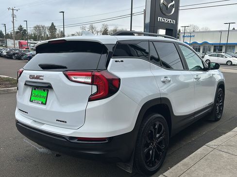 Used 2022 GMC Terrain SLE w/ Driver Convenience Package image 4