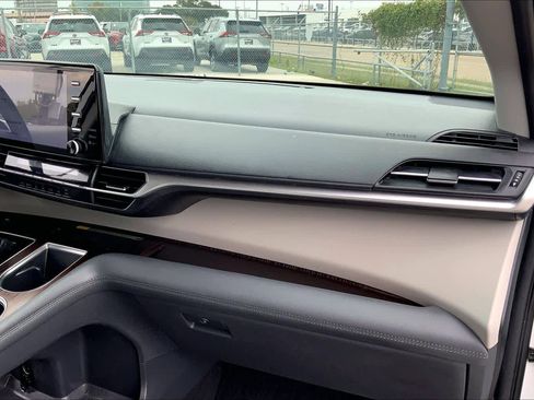 Used 2021 Toyota Sienna LE image 17