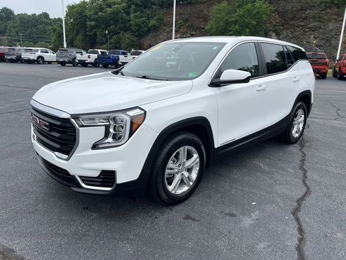 Used 2024 GMC Terrain SLE image 3