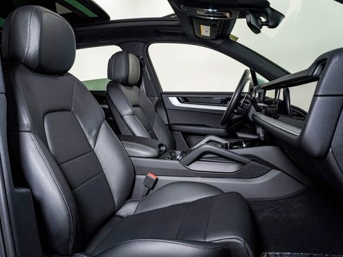 Certified 2025 Porsche Cayenne AWD/4WD image 15