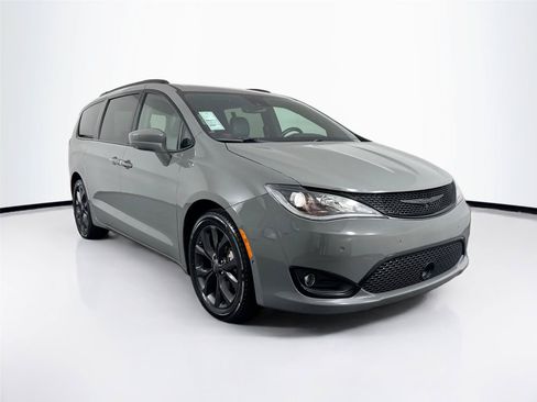 Used 2020 Chrysler Pacifica Touring-L Plus FWD image 10