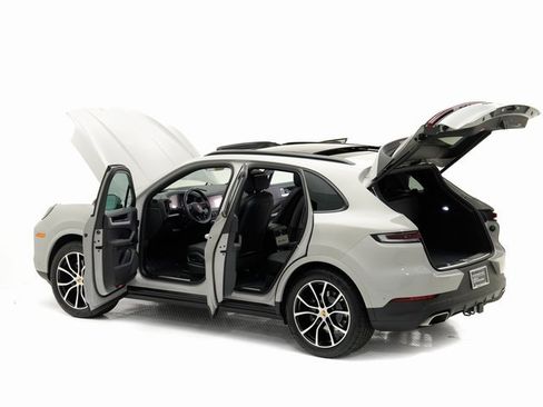 Certified 2025 Porsche Cayenne image 30