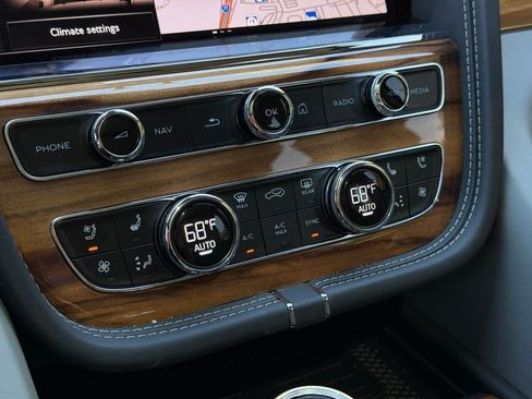 Certified 2025 Bentley Bentayga AWD/4WD image 26