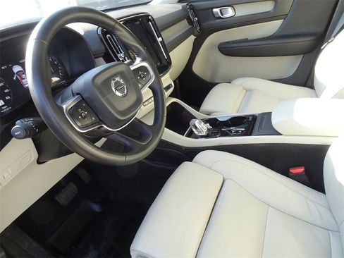 Used 2019 Volvo XC40 T5 Inscription image 11