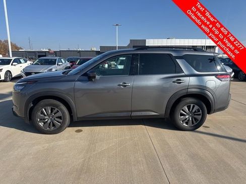 Used 2024 Nissan Pathfinder SV image 2