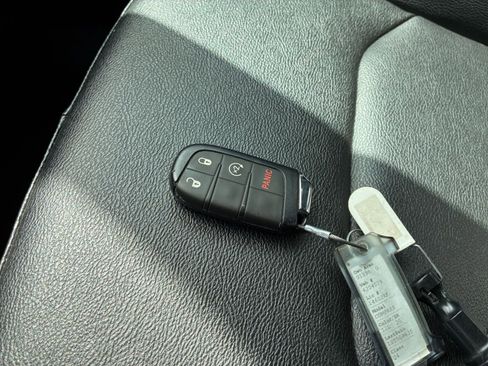 Used 2025 Jeep Compass Limited image 24