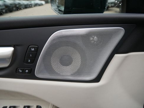 Used 2024 Volvo XC60 T8 Ultimate image 16