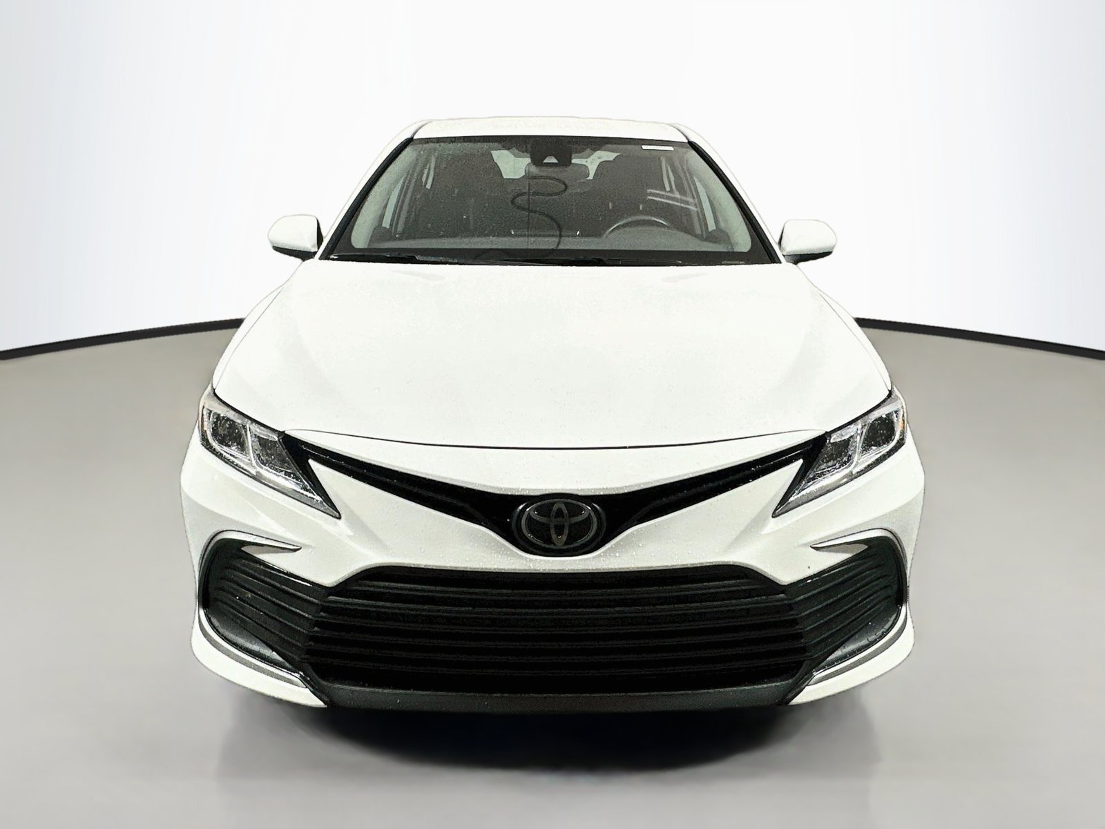 Used 2022 Toyota Camry LE FWD image 2