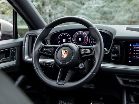 Certified 2025 Porsche Cayenne S image 40