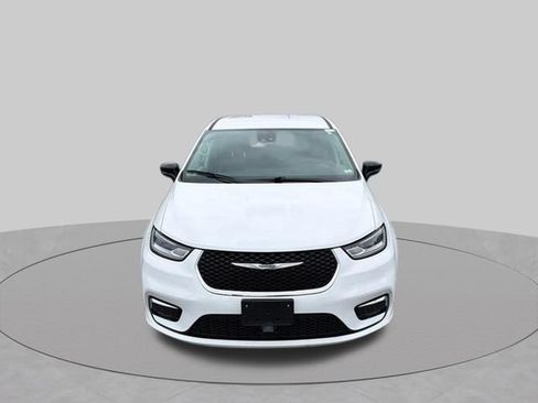 Used 2024 Chrysler Pacifica Limited FWD image 19