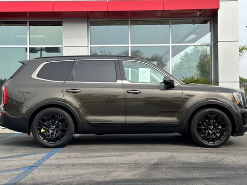 Used 2022 Kia Telluride EX w/ EX Premium Package image 3