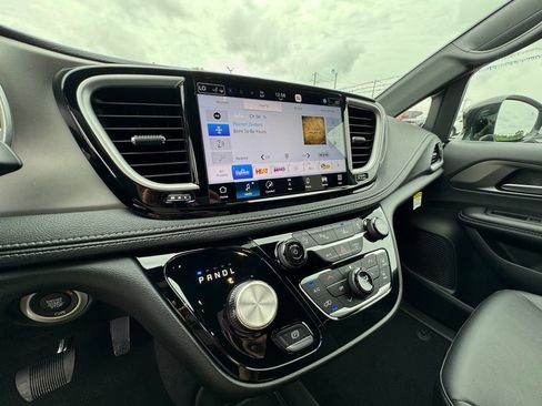 New 2027 Chrysler Pacifica Select w/ Family Tech Group FWD image 27