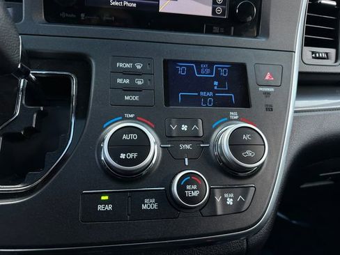 Used 2017 Toyota Sienna SE image 31