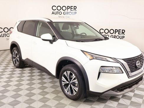 Used 2023 Nissan Rogue SV image 1