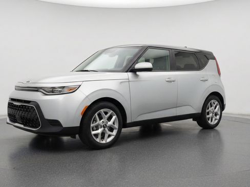 Used 2025 Kia Soul LX w/ LX Technology Package FWD image 3