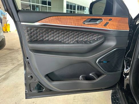Used 2025 Jeep Grand Cherokee Summit AWD/4WD image 11