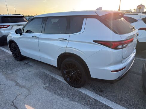 Used 2023 Mitsubishi Outlander SE Black Edition FWD image 3