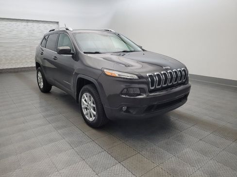 Used 2017 Jeep Cherokee Latitude w/ Safety/Convenience Group AWD/4WD image 13