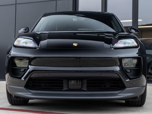 Certified 2025 Porsche Macan Electric RWD image 8
